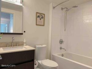 ein Badezimmer mit Toilette, Waschbecken und Dusche in der Unterkunft Cozy Perfect &elegant 2bed 1 bath in Richmond center in Richmond + 2 Fotos