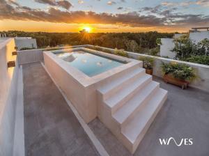 une piscine extérieure sur le toit d'une maison dans l'établissement Studio with Great Rooftop Pool, à Tulum