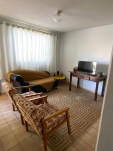 ein Wohnzimmer mit Sofa und Tisch in der Unterkunft Casa Vila Verde RIO VERDE GOIÁS in Rio Verde + 16 Fotos