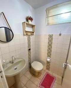 ein Badezimmer mit Toilette und Waschbecken in der Unterkunft Casa Vila Verde RIO VERDE GOIÁS in Rio Verde