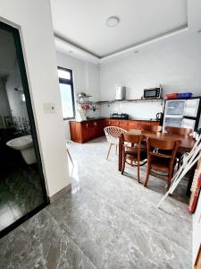 Kuchyň nebo kuchyňský kout v ubytování Happy Bun Hotel Da Lat