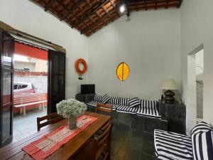 ein Wohnzimmer mit Sofa und Tisch in der Unterkunft Angra dos Reis - Casa pé na areia na Praia de Fora - Ponta Leste in Angra dos Reis