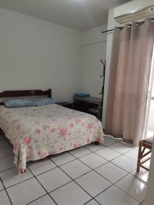 سرير أو أسرّة في غرفة في Apartamento de Praia no Centro