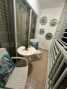 a balcony with a table and chairs and plates on the wall at Sweet dreams Tropical paradise in San Isidro