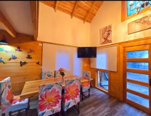a dining room with a wooden table and chairs at Nordica D in Coñaripe