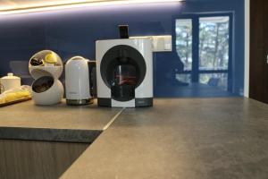 una cafetera sentada en una encimera en una cocina en Apartament Przy Plaży, en Krynica Morska