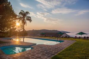 Piscina de la sau aproape de Mountain View International by BON Hotels