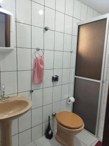 Apartamento de Praia no Centro في ايتابيما: حمام مع مرحاض ومغسلة