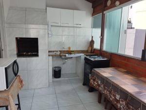 مطبخ أو مطبخ صغير في Apartamento de Praia no Centro