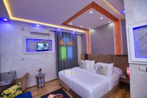 Postel nebo postele na pokoji v ubytování Hotel Dar Annasr