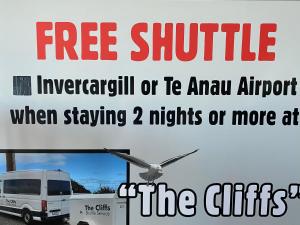 Tuatapere“The Cliffs” Humpridge View Motels的停在停车场的白色货车标志