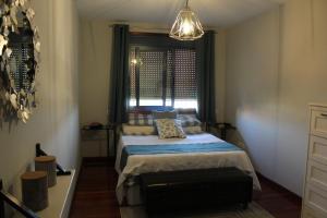 a small bedroom with a bed and a window at Precioso apartamento en Boiro, Puerto de Escarabote in Magdalena