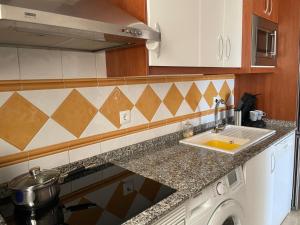 Kuchnia lub aneks kuchenny w obiekcie Homes of Spain, Al Andalus Thalassa JO, Apartamento con vistas, WIFI