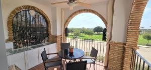 balkon z 2 łukami, stołem i krzesłami w obiekcie Homes of Spain, Al Andalus Thalassa JO, Apartamento con vistas, WIFI w mieście Vera
