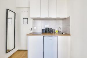 Kuchyňa alebo kuchynka v ubytovaní Résidence Paris Ivry House