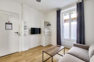 Televízia a/alebo spoločenská miestnosť v ubytovaní Résidence Paris Ivry House