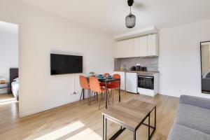 Kuchyňa alebo kuchynka v ubytovaní Résidence Paris Ivry House
