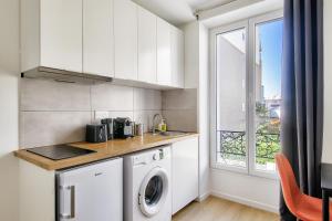 Kuchyňa alebo kuchynka v ubytovaní Résidence Paris Ivry House