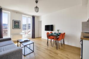 Televízia a/alebo spoločenská miestnosť v ubytovaní Résidence Paris Ivry House