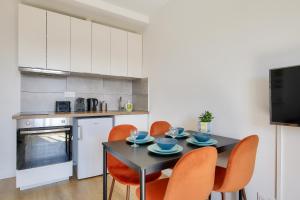 Kuchyňa alebo kuchynka v ubytovaní Résidence Paris Ivry House