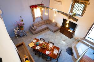an overhead view of a living room with a table and a couch at Rooms Parrinelli in Partinico