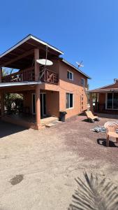 un grand bâtiment avec un frisbee au sommet dans l'établissement Villas del pacífico barra de nexpa, à Caleta de Campos 11 autres photos