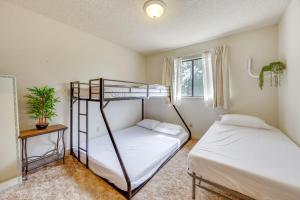 Postel nebo postele na pokoji v ubytování Boat, Fish and Golf Coarsegold Retreat with Hot Tub