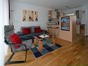 sala de estar con sofá y mesa en Ferienwohnung Bellgardt en Langenargen