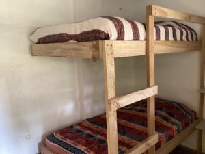 a bunk bed in a room with a bunk bedsheet at Hostal Las Hamaca 5 in Villamaría