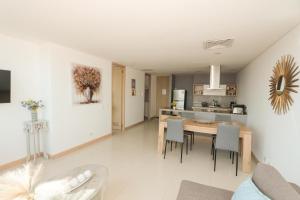 Kuchyň nebo kuchyňský kout v ubytování Exclusive Loft Bluegardens Hilton Inn Apartments Barranquilla