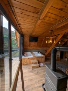 Una vista interior de una cabaña con estufa de leña. en Gökçe Bungalov, en Ardeşen