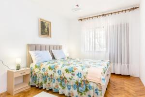 Ein Bett oder Betten in einem Zimmer der Unterkunft Apartments by the sea Okrug Gornji, Ciovo - 1069