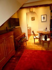 トリノにあるSanti apartment in the heart of Turinのリビングルーム(ピアノ、ダイニングテーブル付)