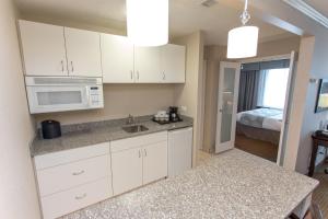 Kuchyň nebo kuchyňský kout v ubytování Campus Tower Suite Hotel