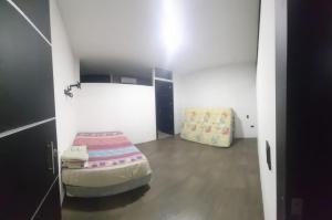 a small room with two beds in it at Casa del Zapallo in Portoviejo
