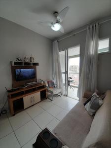 Μια τηλεόραση ή/και κέντρο ψυχαγωγίας στο lindo 3qts AR Churrasqueira Piscina Centro Forte Cabo Frio