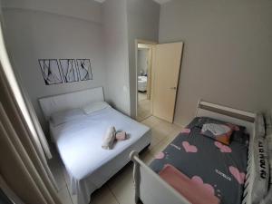 Ένα ή περισσότερα κρεβάτια σε δωμάτιο στο lindo 3qts AR Churrasqueira Piscina Centro Forte Cabo Frio +22 φωτογραφίες