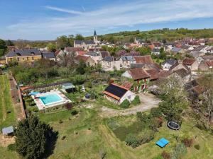 vista aerea su una tenuta residenziale con piscina di Maison avec piscine chauffée, bain nordique et grand jardin près d'Argenton-sur-Creuse - FR-1-591-63 a Le Menoux