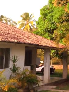 a house with a car parked in front of it at Sitio pousada Santo Antônio in Itaporanga dʼAjuda