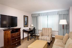 TV a/nebo společenská místnost v ubytování Campus Tower Suite Hotel