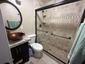 une salle de bain avec une douche, des toilettes et un lavabo dans l'établissement HCC0410 - Heavenly Hideaway condo, à South Lake Tahoe