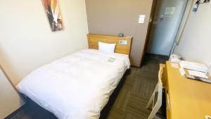 Llit o llits en una habitació de Hotel Route-Inn Yokkaichi