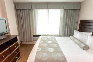 Postel nebo postele na pokoji v ubytování Campus Tower Suite Hotel