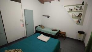 een kleine kamer met 2 bedden en een tafel bij Linaje Hospedaje in Colón