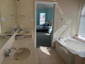 Little ElmSpacious 6 bedroom Home - Gym - Office - Games - Near PGA Frisco & Universal kids的带两个水槽和淋浴的浴室 更多137张照片