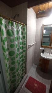 een badkamer met een douchegordijn en een wastafel bij Linaje Hospedaje in Colón