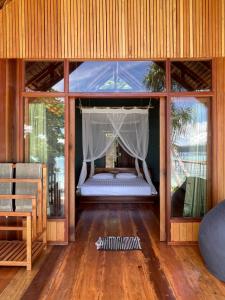 KriPaparisa Homestay的客房设有窗户和一张床