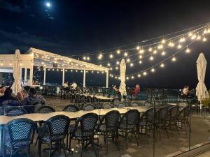 Ristorante o altro punto ristoro di Seafront Apartment Infinity Pool Rooftop