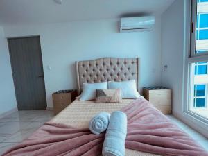Letto o letti in una camera di Seafront Apartment Infinity Pool Rooftop