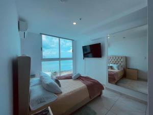 Letto o letti in una camera di Seafront Apartment Infinity Pool Rooftop